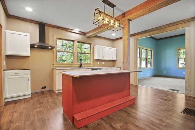 318 E BARNES ST, Centralia, MO 65240