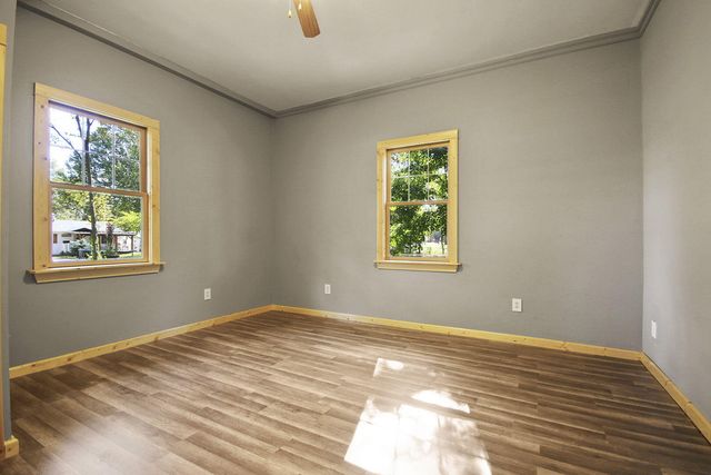 318 E BARNES ST, Centralia, MO 65240