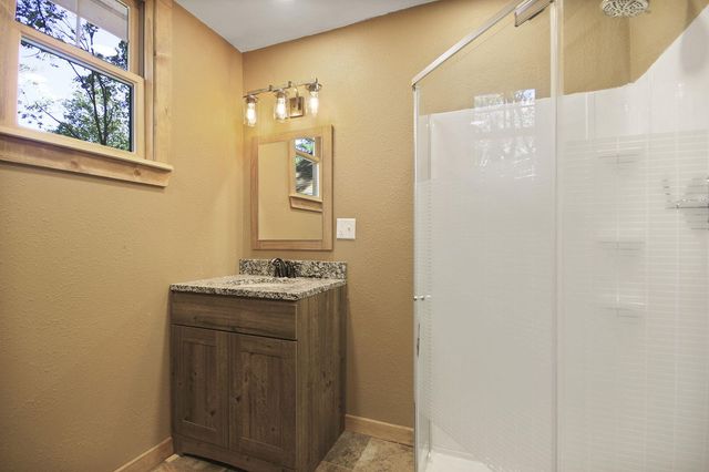 318 E BARNES ST, Centralia, MO 65240