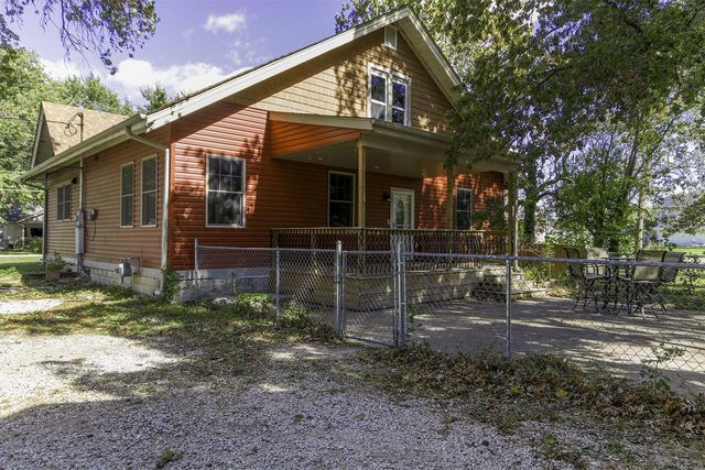 318 E BARNES ST, Centralia, MO 65240