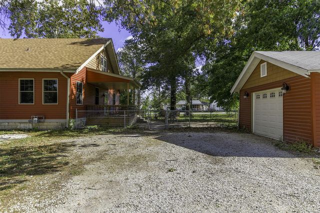 318 E BARNES ST, Centralia, MO 65240