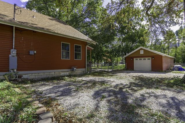 318 E BARNES ST, Centralia, MO 65240