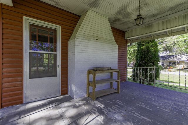 318 E BARNES ST, Centralia, MO 65240