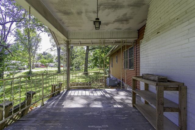 318 E BARNES ST, Centralia, MO 65240