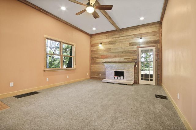 318 E BARNES ST, Centralia, MO 65240