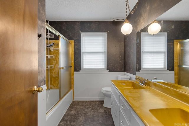 9460 Robin Ln, Sherwood, AR 72120