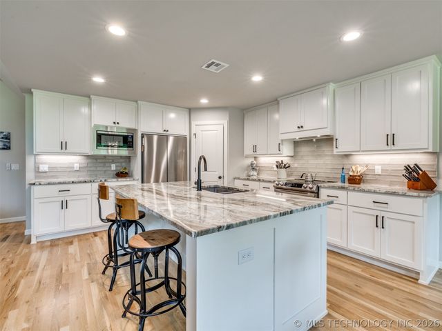 1482 Bayshore Drive, Sand Springs, OK 74063