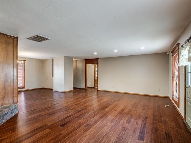 4609 Deer Creek Court, Yukon, OK 73099