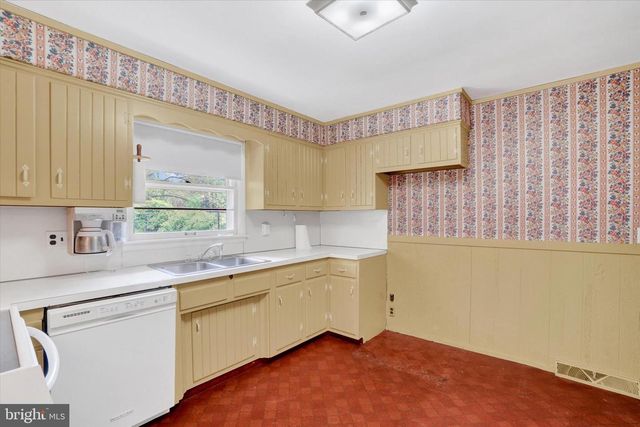 2050 HERMAN DR, York, PA 17408