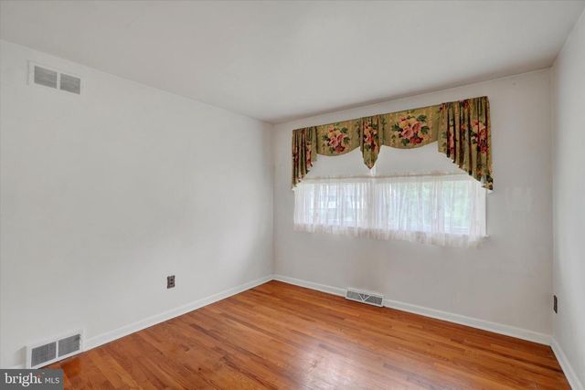 2050 HERMAN DR, York, PA 17408