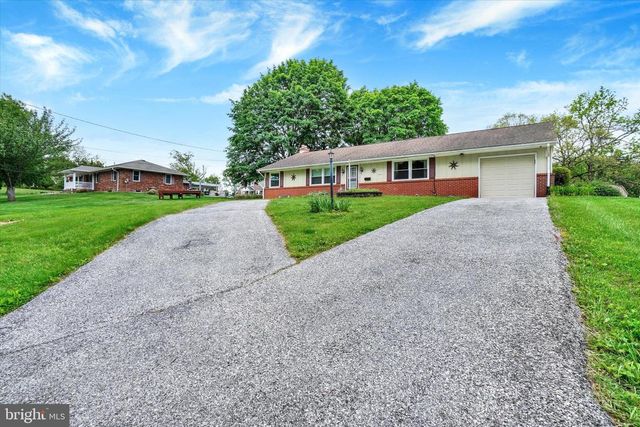 2050 HERMAN DR, York, PA 17408