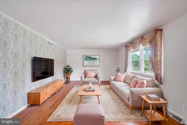 2050 HERMAN DR, York, PA 17408