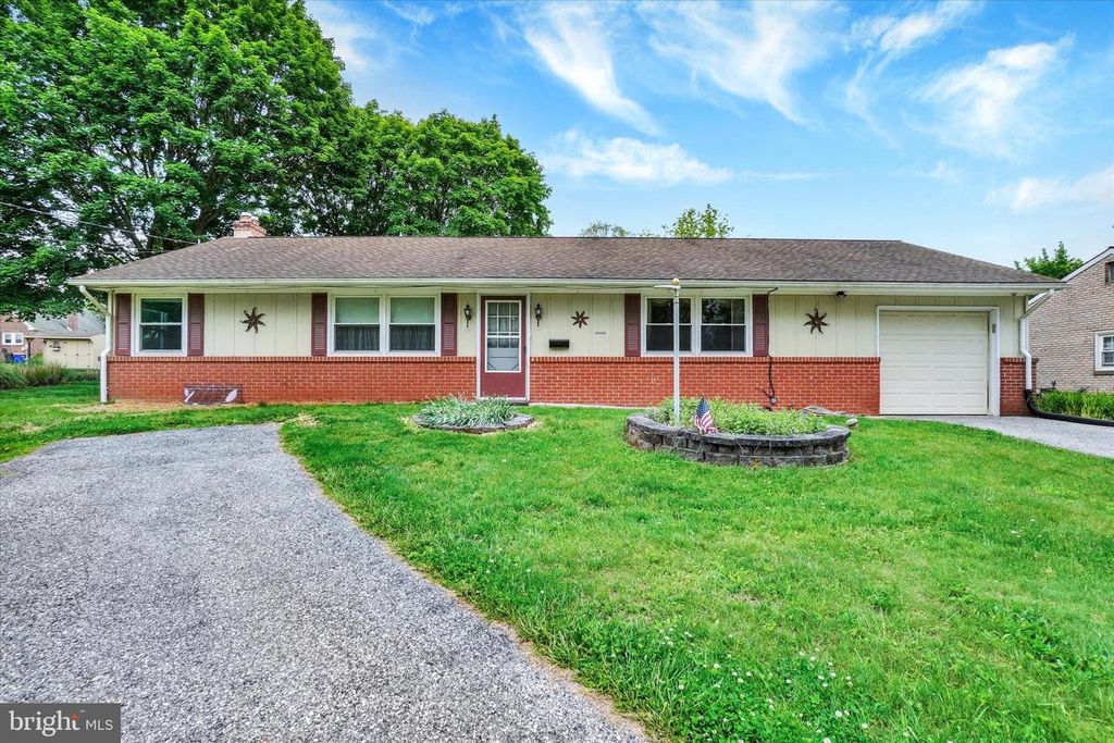 2050 HERMAN DR, York, PA 17408