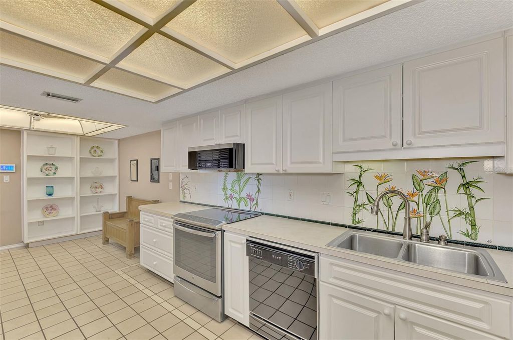Image 15 of property listing at 5903 LA VISTA LANE, Bradenton, FL 34210
