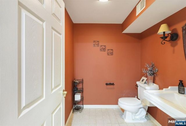 6 Sherry Court, Wayne, NJ 07470