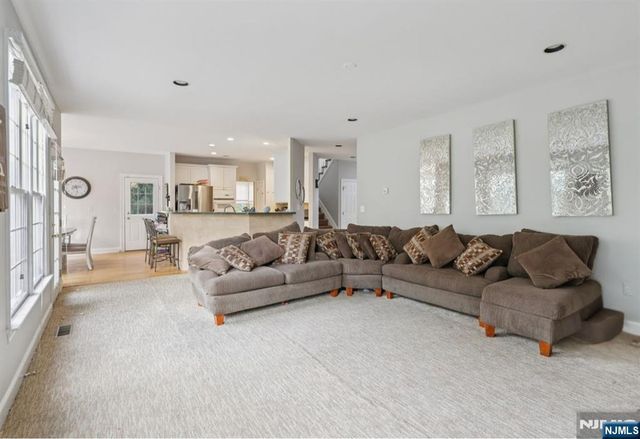 6 Sherry Court, Wayne, NJ 07470