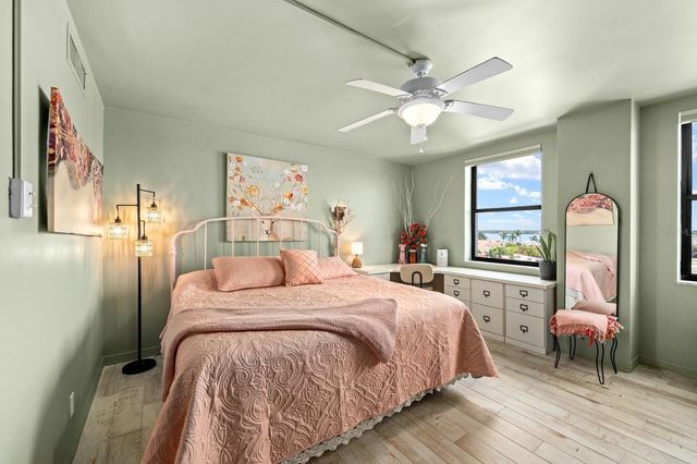 10355 PARADISE BOULEVARD 512, Treasure Island, FL 33706