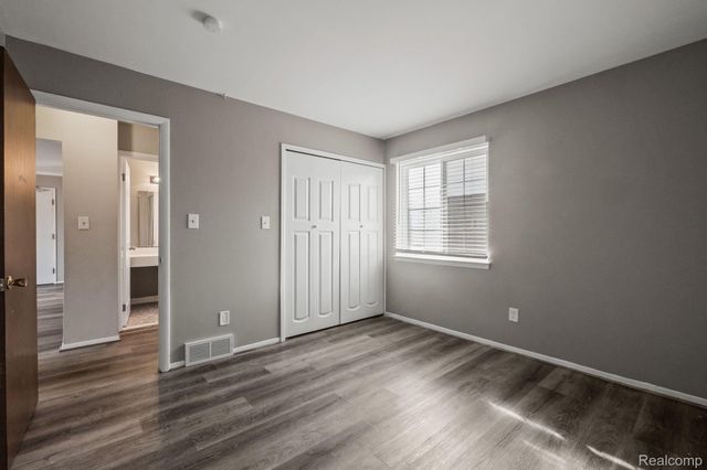 25331 Shiawassee Circle 206, Southfield, MI 48033
