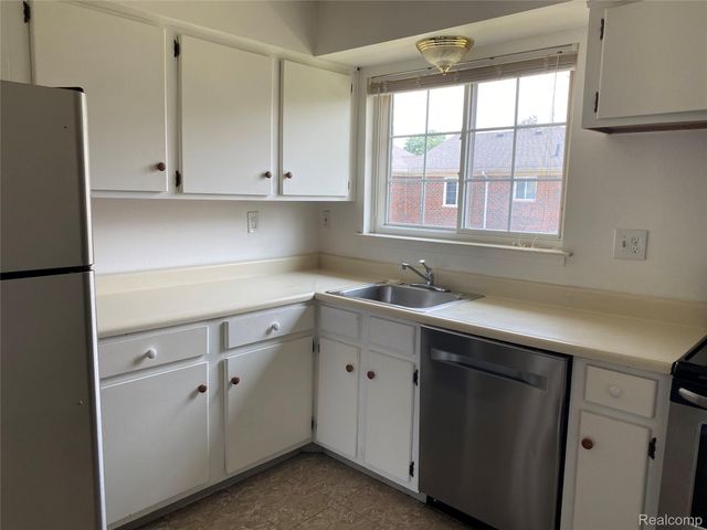 25331 Shiawassee Circle 206, Southfield, MI 48033
