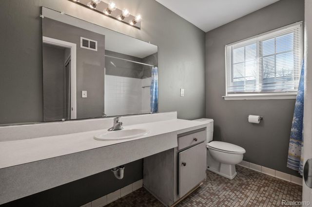 25331 Shiawassee Circle 206, Southfield, MI 48033