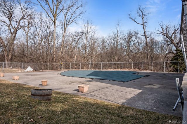 25331 Shiawassee Circle 206, Southfield, MI 48033