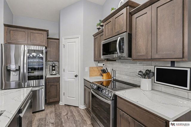 1290 Oakview Drive, Hickman, NE 68372