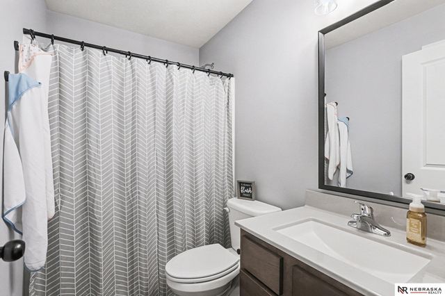 1290 Oakview Drive, Hickman, NE 68372