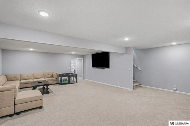 1290 Oakview Drive, Hickman, NE 68372