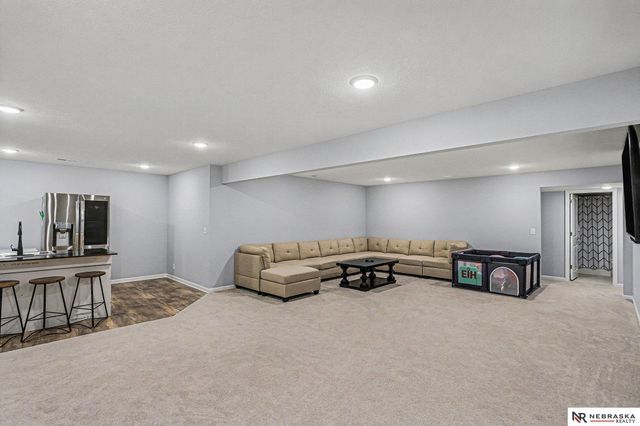 1290 Oakview Drive, Hickman, NE 68372