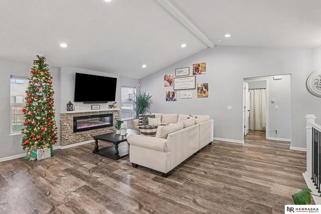 1290 Oakview Drive, Hickman, NE 68372