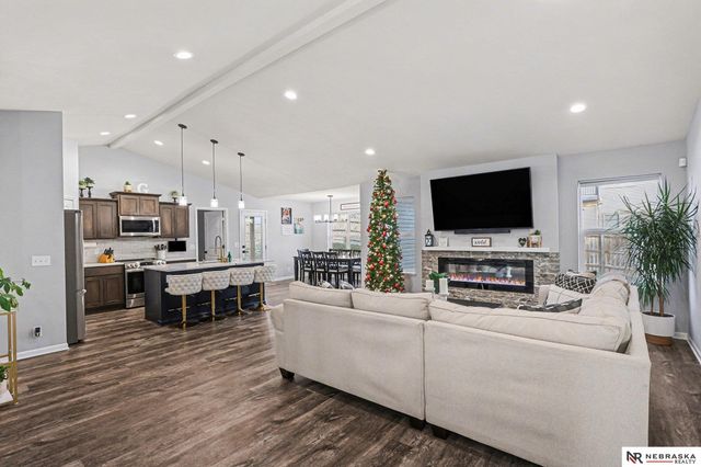 1290 Oakview Drive, Hickman, NE 68372