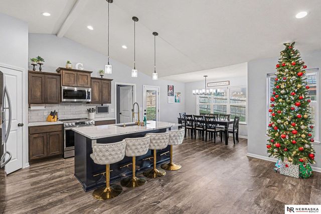 1290 Oakview Drive, Hickman, NE 68372