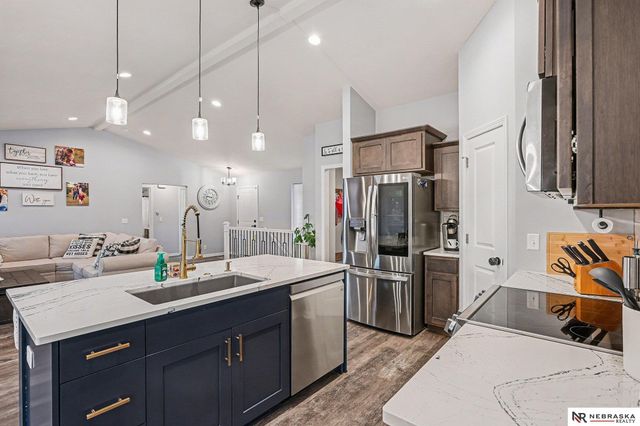 1290 Oakview Drive, Hickman, NE 68372