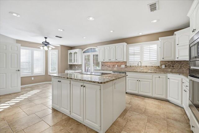 1703 E Casa Linda Lane, Brownfield, TX 79316