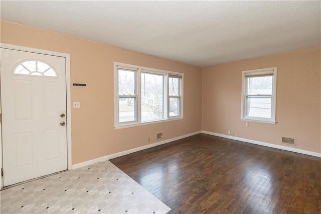 7109 N Cherry Lane, Gladstone, MO 64118