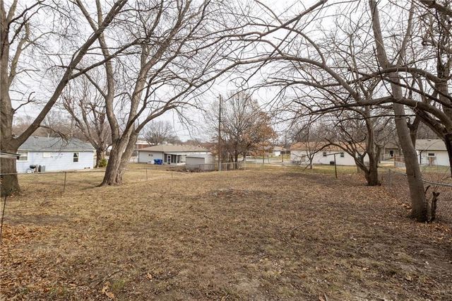 7109 N Cherry Lane, Gladstone, MO 64118