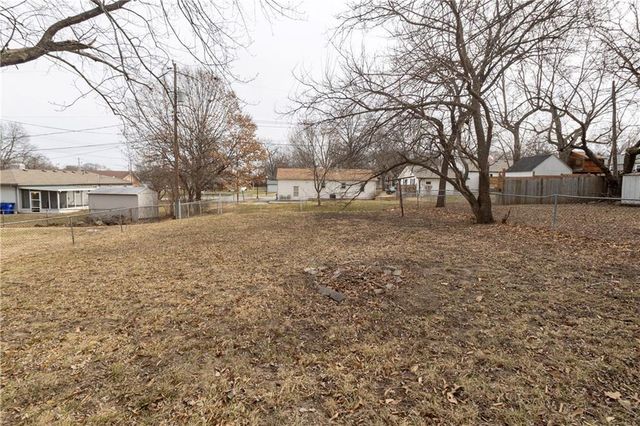7109 N Cherry Lane, Gladstone, MO 64118