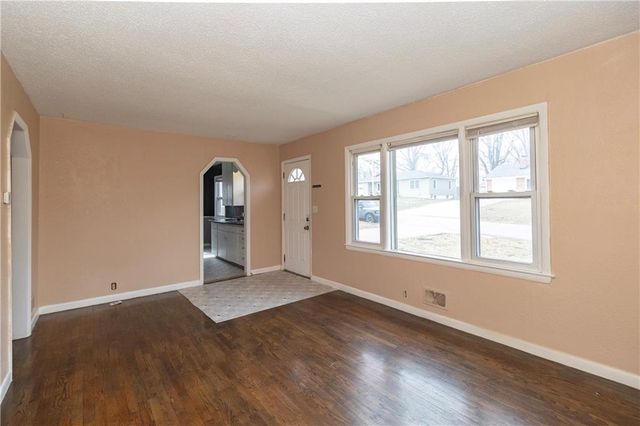 7109 N Cherry Lane, Gladstone, MO 64118