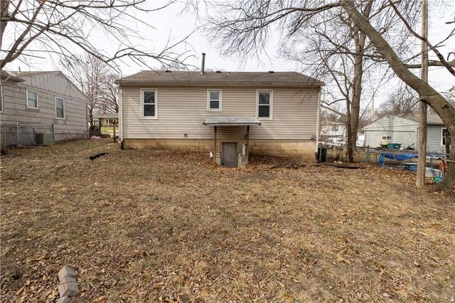 7109 N Cherry Lane, Gladstone, MO 64118