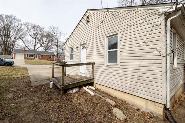 7109 N Cherry Lane, Gladstone, MO 64118