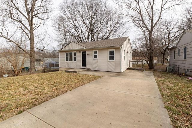 7109 N Cherry Lane, Gladstone, MO 64118