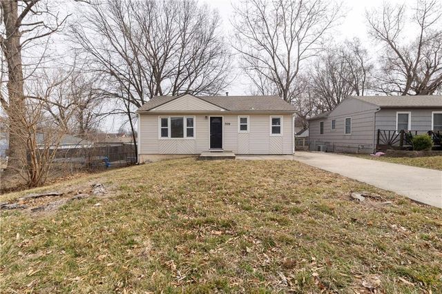 7109 N Cherry Lane, Gladstone, MO 64118