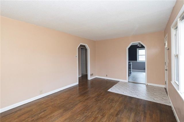 7109 N Cherry Lane, Gladstone, MO 64118