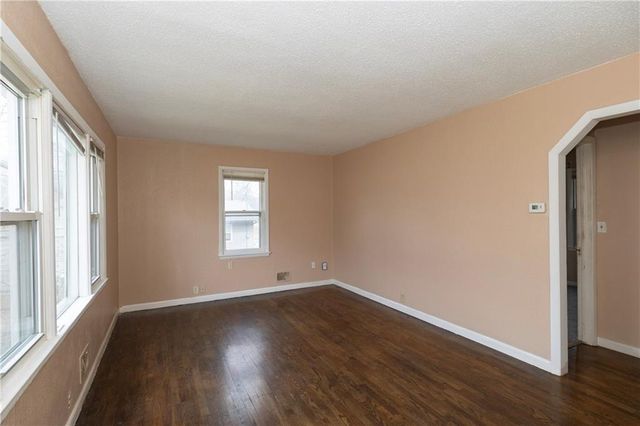 7109 N Cherry Lane, Gladstone, MO 64118