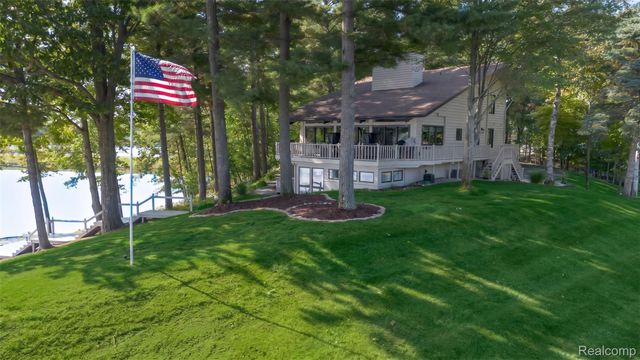 2380 Islanders Way, Gladwin, MI 48624