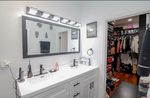 2922 N New England Avenue, Chicago, IL 60634
