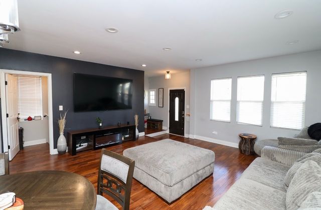 2922 N New England Avenue, Chicago, IL 60634