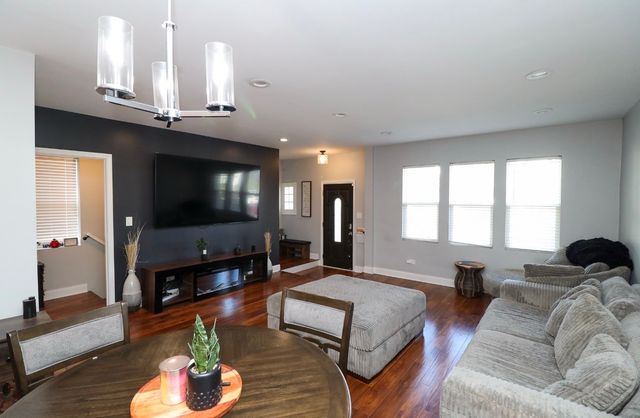 2922 N New England Avenue, Chicago, IL 60634