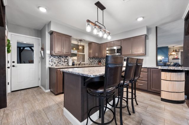 10124 Stoneleigh Drive, Benbrook, TX 76126