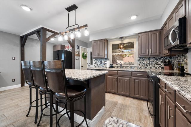 10124 Stoneleigh Drive, Benbrook, TX 76126